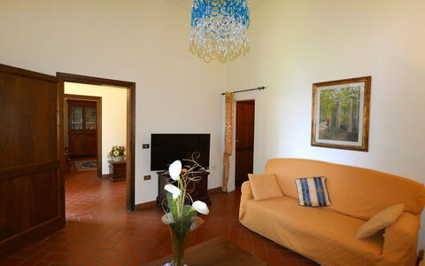 Di Vinci: Camera, Soggiorno, Interior Design, Proprietà, Mobilia, Pavimento, Costruzione, Soffitto, Parete, Casa