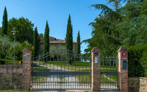 Villa Il Prato: Arbusto, Giardino, Cancello, Estate, Ferro, Muratura, Landscaping, Brick, Prato, Recinzione