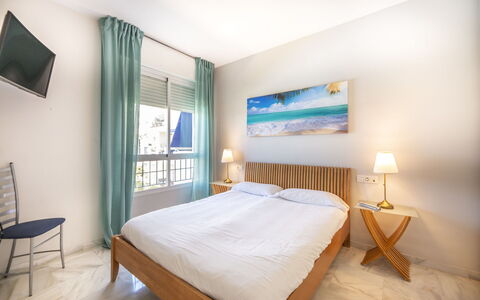 Lorcrimar Ii: Mobilia, Proprietà, Comfort, Azzurro, Tessile, Legna, Letto, Interior Design, Shade
