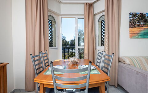 Lorcrimar Ii: Tavolo, Mobilia, Proprietà, Finestra, Legna, Sedia, Interior Design, Tenda, Pavimentazione, Pavimento