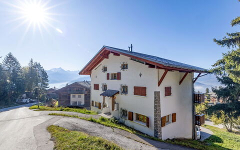 Crans-Montana 617: Cielo, Finestra, Casa, Casa, Zona Residenziale, Villetta, Pendenza, Villaggio, Paesino Di Montagna, Villa