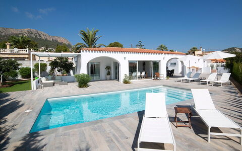 Trebol: Proprietà, Casa, Costruzione, Casa, Immobiliare, Estate, Architettura, Piscina, Cielo, Villa