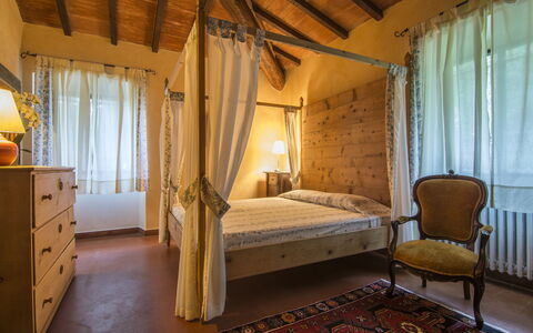 Villa Flora: Camera, Letto, Mobilia, Proprietà, Camera Da Letto, Interior Design, Costruzione, Lenzuolo, Casa, Letto A Baldacchino