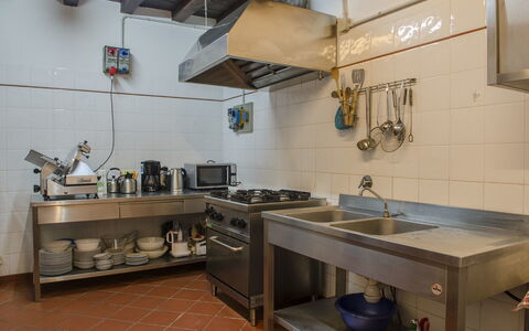 Villa Flora: Camera, Proprietà, Cucina, Mobilia, Piastrella, Cabinetry, Lavello, Architettura, Costruzione, Interior Design