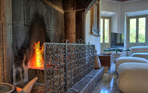 Il Poggio Di Patrignone: Focolare, Camino, Camera, Costruzione, Calore, Interior Design, Mobilia