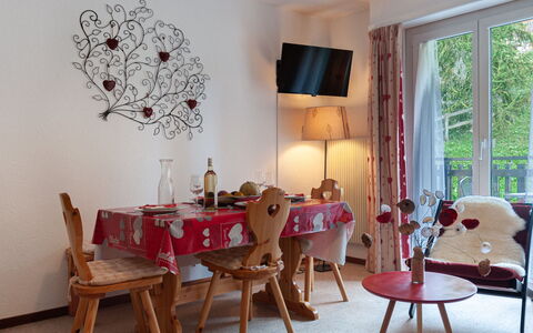 Clair Matin 20: Mobilia, Tavolo, Proprietà, Decorazione, Sedia, Finestra, Tessile, Legna, Interior Design, Pavimentazione