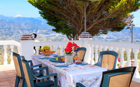 Villa Montemar: Proprietà, Tavolo, Camera, Ristorante, Tovaglia, Mobilia, Vacanza, Costruzione, Casa, Interior Design