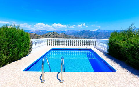 Villa Montemar: Piscina, Proprietà, Blu, Immobiliare, Azzurro, Acqua, Casa, Estate, Costruzione, Cielo