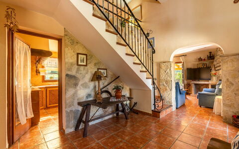 Villa Lavanda: Proprietà, Costruzione, Camera, Pavimento, Immobiliare, Interior Design, Atrio, Le Scale, Estate, Pavimento In Legno