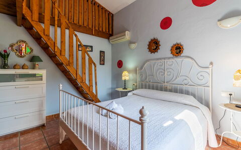 Villa Lavanda: Camera Da Letto, Camera, Mobilia, Proprietà, Letto, Interior Design, Parete, Pavimento, Prodotto, Soffitto