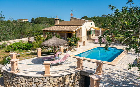 Villa Lavanda: Pianta, Acqua, Proprietà, Mobilia, Costruzione, Tavolo, Finestra, Azzurro, Sedia, Interior Design