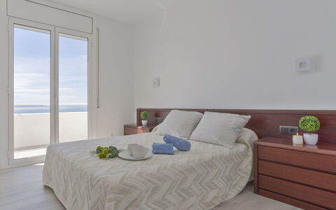 Jeroni Pau: Camera Da Letto, Mobilia, Camera, Proprietà, Bianca, Letto, Interior Design, Pavimento, Telaio Del Letto, Parete