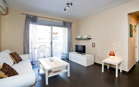 Gabriel 01: Mobilia, Tavolo, Divano, Legna, Finestra, Interior Design, Architettura, Soggiorno, Pavimento, Pavimentazione