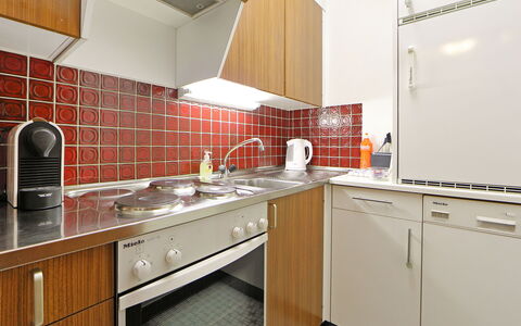 Apollo: Camera, Proprietà, Controsoffitto, Cucina, Cabinetry, Mobilia, Interior Design, Piastrella, Costruzione, Cucina Stufa