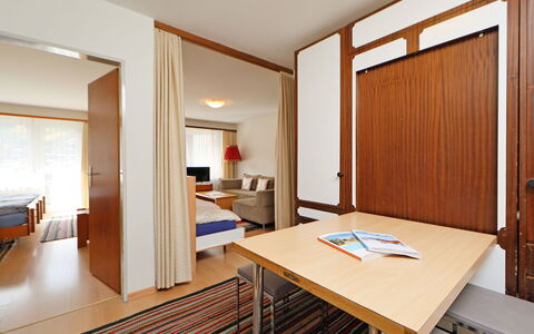 Apollo: Camera, Mobilia, Interior Design, Proprietà, Costruzione, Casa, Soffitto, Architettura, Tavolo, Pavimento