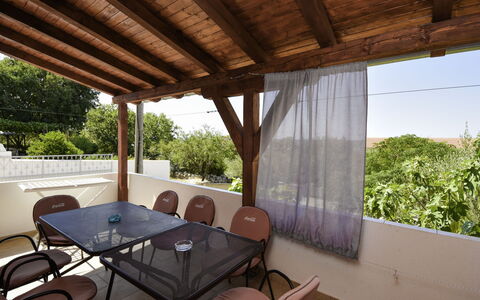 Anđela: Proprietà, Mobilia, Tavolo, Sedia, Shade, Legna, Interior Design, Pianta, Architettura, Mobili Da Esterno