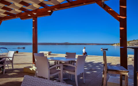 Anđela: Acqua, Cielo, Tavolo, Mobilia, Proprietà, Blu, Azzurro, Sedia, Shade, Legna