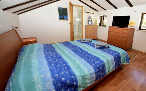 Villa Palma: Mobilia, Costruzione, Proprietà, Comfort, Azzurro, Legna, Telaio Del Letto, Letto, Interior Design, Casa