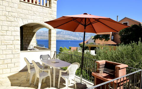 Villa Bay View: Pianta, Cielo, Tavolo, Mobilia, Proprietà, Costruzione, Sedia, Shade, Ombrello, Mobili Da Esterno