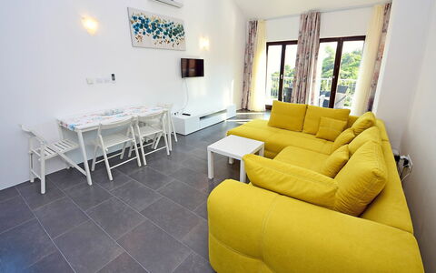 Brač Postira 104: Divano, Mobilia, Proprietà, Tavolo, Divano Letto, Comfort, Soggiorno, Interior Design, Pavimentazione, Cornice