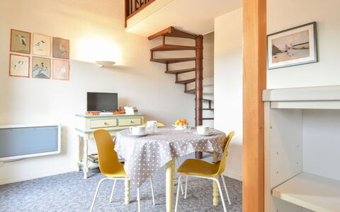 Le Plazza: Mobilia, Tavolo, Cabinetry, Sedia, Legna, Interior Design, Pavimentazione, Pavimento, Cucina, Latifoglie