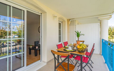 Vaux sur Mer 450: Pavimentazione, Casa, Appartamento, Mobilia, Porta, Sedia, Mobili Da Esterno, Shade, Balcone, Porta A Casa