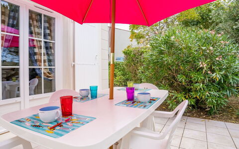 Vaux sur Mer 450: Ombrello, Proprietà, Camera, Tavolo, Rosa, Mobilia, Turchese, Casa, Costruzione, Interior Design