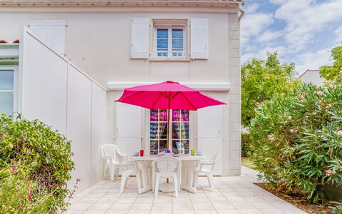 Vaux sur Mer 450: Pianta, Finestra, Bianca, Ombrello, Nube, Shade, Costruzione, Legna, Sedia, Fiore