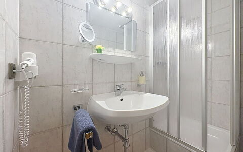 Aschau im Zillertal 495: Interior Design, Pavimento, Pavimentazione, Camera, Idraulico Fixture, Bagno, Doccia, Lavandino Del Bagno, Soffitto, Idraulico