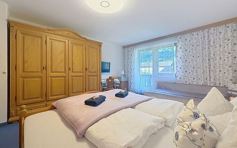Aschau im Zillertal 495: Mobilia, Interior Design, Letto, Camera Da Letto, Legna, Soffitto, Camera, Pavimento, Pavimentazione, Illuminazione