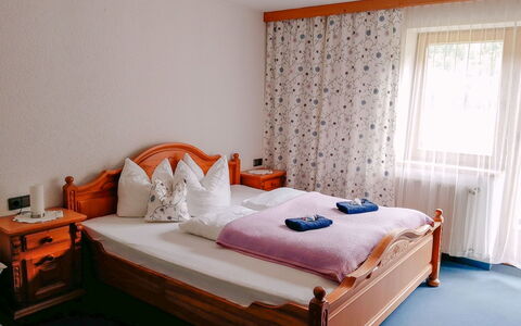 Aschau im Zillertal 495: Mobilia, Letto, Camera Da Letto, Interior Design, Legna, Lenzuolo, Bedding, Camera, Pavimentazione, Pavimento