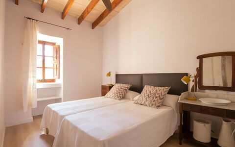 Can Coll: Camera Da Letto, Mobilia, Letto, Camera, Proprietà, Soffitto, Lenzuolo, Interior Design, Telaio Del Letto, Bedding