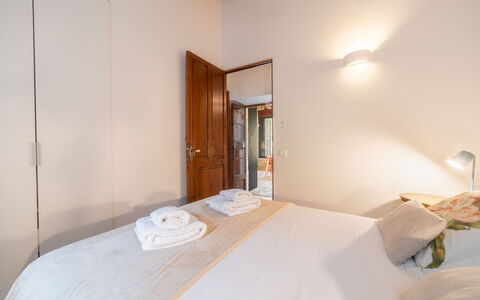 Can Coll: Letto, Interior Design, Camera Da Letto, Pavimento, Pavimentazione, Legna, Soffitto, Lenzuolo, Camera, Bedding