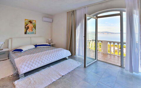 Stana: Camera Da Letto, Proprietà, Camera, Mobilia, Letto, Costruzione, Lenzuolo, Interior Design, Suite, Pavimento
