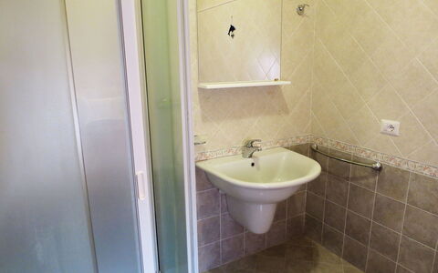 Rondinelli: Bagno, Proprietà, Piastrella, Camera, Idraulico Fixture, Parete, Pavimento, Bagno Accessorio, Architettura, Rubinetto