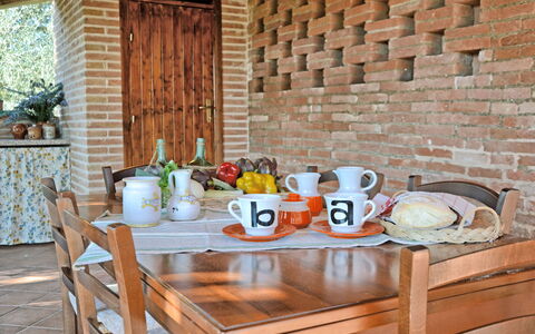 Il Fienile Di Giovanna: Tavolo, Camera, Mobilia, Arancia, Brunch, Tavolino Da Caffè, Brick, Prima Colazione, Interior Design, Legna