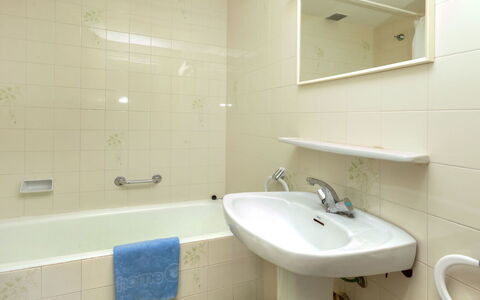 Nicolas: Rubinetto, Specchio, Idraulico Fixture, Lavello, Lavandino Del Bagno, Proprietà, Vasca Da Bagno, Bagno, Interior Design