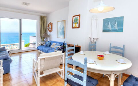 Nicolas: Tavolo, Mobilia, Blu, Azzurro, Legna, Interior Design, Pavimento, Pavimentazione, Parete, Soggiorno