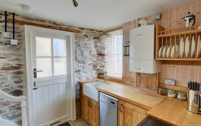 Seaview 614.1: Cabinetry, Lavandino Della Cucina, Proprietà, Controsoffitto, Tavola, Ventilatore, Legna, Finestra, Cucina, Elettrodomestico