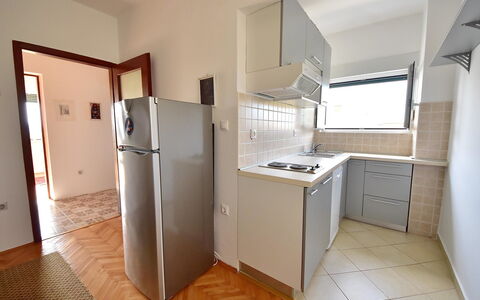 Nera: Camera, Proprietà, Pavimento, Apparecchio Major, Costruzione, Frigorifero, Casa, Mobilia, Illuminazione Diurna, Cucina