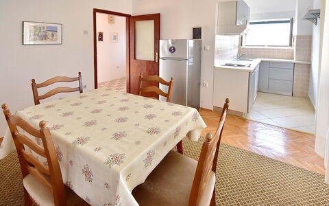 Nera: Camera, Mobilia, Camera Da Letto, Letto, Proprietà, Telaio Del Letto, Pavimento, Lenzuolo, Interior Design, Tavolo