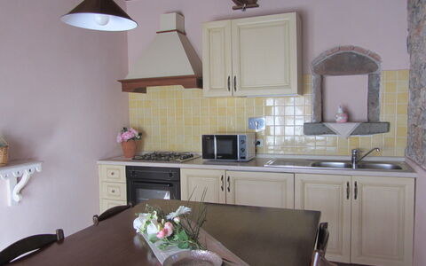 Villa Di Seripa: Cabinetry, Controsoffitto, Specchio, Proprietà, Mobilia, Costruzione, Lavello, Cassetto, Legna, Cucina