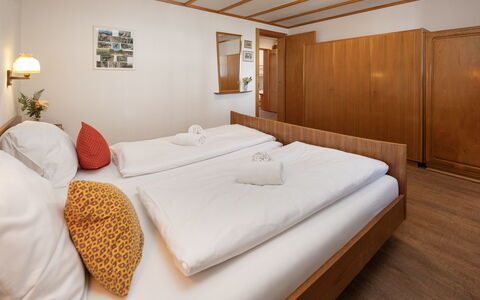 Chalet im Klusi: Interior Design, Legna, Camera Da Letto, Letto, Mobilia, Pavimentazione, Soffitto, Pavimento, Lenzuolo, Telaio Del Letto