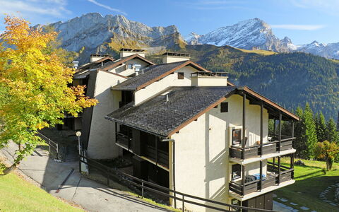 Les Petites Maraîches 132 389: Geografia Montane, Montagna, Catena Montuosa, Proprietà, Paesino Di Montagna, Casa, Alpi, Casa, Paesaggio Naturale, Immobiliare
