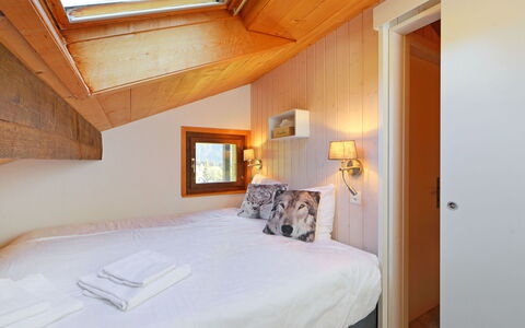 Les Petites Maraîches 132 389: Camera Da Letto, Camera, Letto, Mobilia, Proprietà, Soffitto, Interior Design, Telaio Del Letto, Lenzuolo, Parete