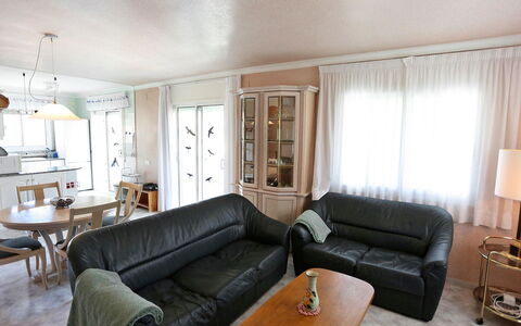 Escorpion: Camera, Mobilia, Soggiorno, Proprietà, Interior Design, Divano, Costruzione, Casa, Immobiliare, Pavimento