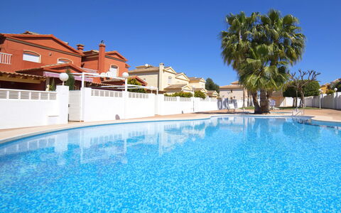 Calpe Calp 410: Acqua, Cielo, Proprietà, Piscina, Pianta, Azzurro, Albero, Costruzione, Corpo D'Acqua, Casa