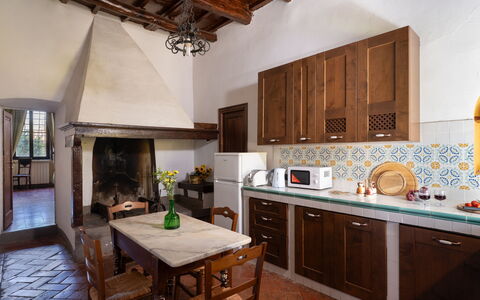 Villa Sieve: Mobilia, Interior Design, Pavimentazione, Legna, Soffitto, Camera, Pavimento, Cucina, Illuminazione, Tavolo
