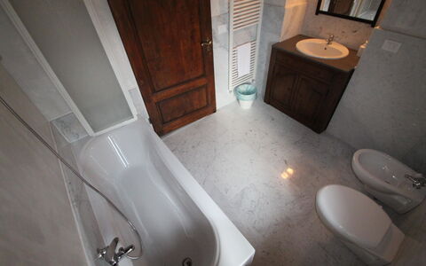 Villa Latera: Bagno, Proprietà, Camera, Pavimento, Gabinetto, Piastrella, Idraulico Fixture, Latifoglie, Vasca Da Bagno, Pavimentazione