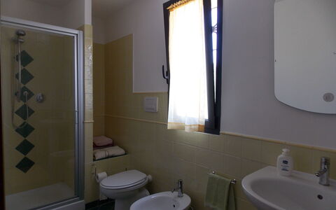 Il Circolo: Bagno, Camera, Proprietà, Lavandino Del Bagno, Gabinetto, Idraulico Fixture, Parete, Lavello, Interior Design, Architettura